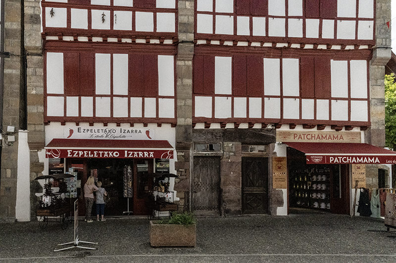 Traditionelle Architektur in Espelette | © Bert Schwarz 2026