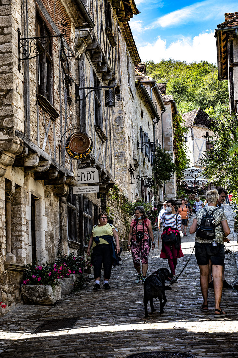 Läden und Arkaden in Saint-Cirq-Lapopie