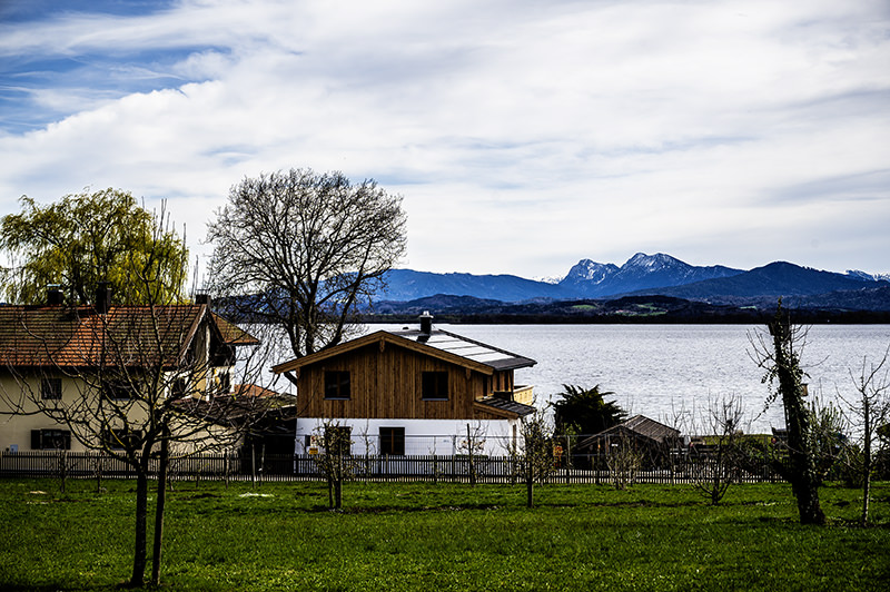 Idylle am Ufer der Fraueninsel mit Blick auf die Alpen