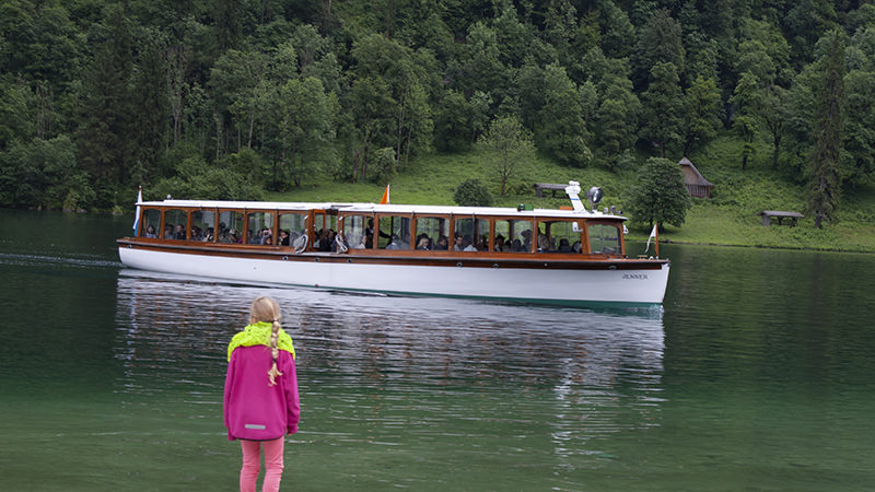 Berge, See und Wanderer am Königssee