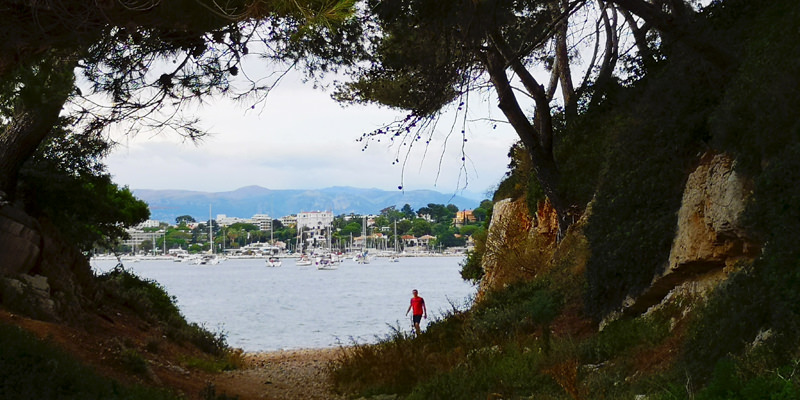 Durch einen Hohlweg erreicht man die westliche Bucht von Antibes und den Strand | © Bert Schwarz 2019