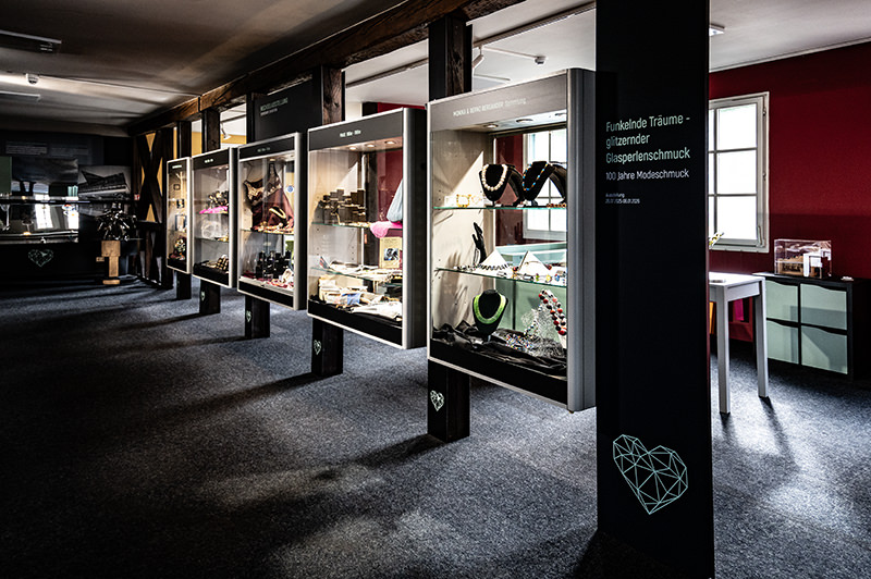 Exklusiver Glasschmuck | © Bert Schwarz 2025