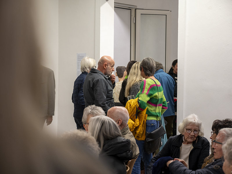 Besucher bei der Vernissage 2025 | © Bert Schwarz 2025