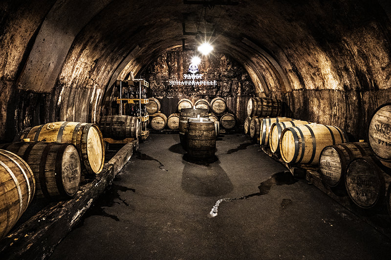 Schatzkapelle: Bierfässer im Keller der Brauerei Faust | © Bert Schwarz 2025
