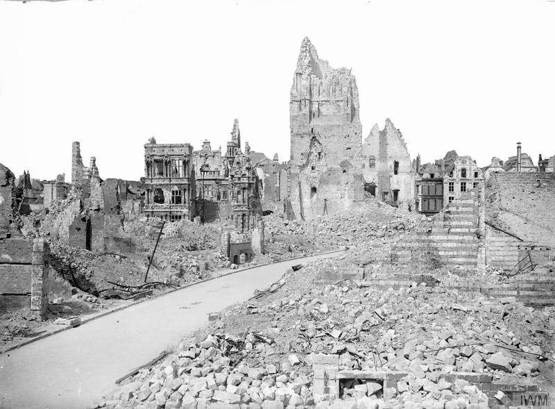 Ruinen des Rathauses nach dem 1. Weltkrieg | © Wikipedia Public Domain