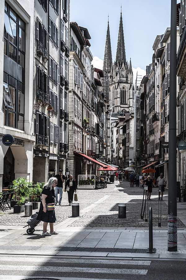 Strasse, Häuser, Kathedrale, Bayonne | © Bert Schwarz 2023