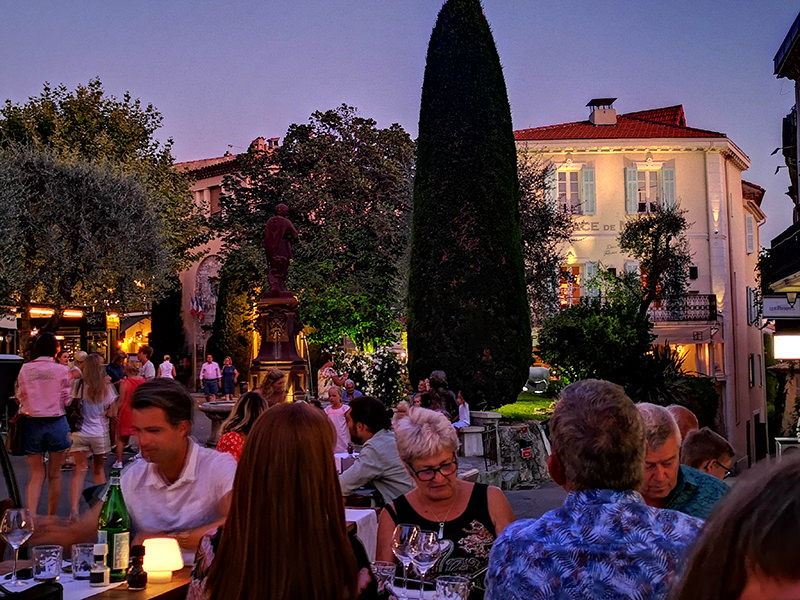 Gebäude, Baum, Gäste im Restaurant, Abendstimmung | © Bert Schwarz 2019