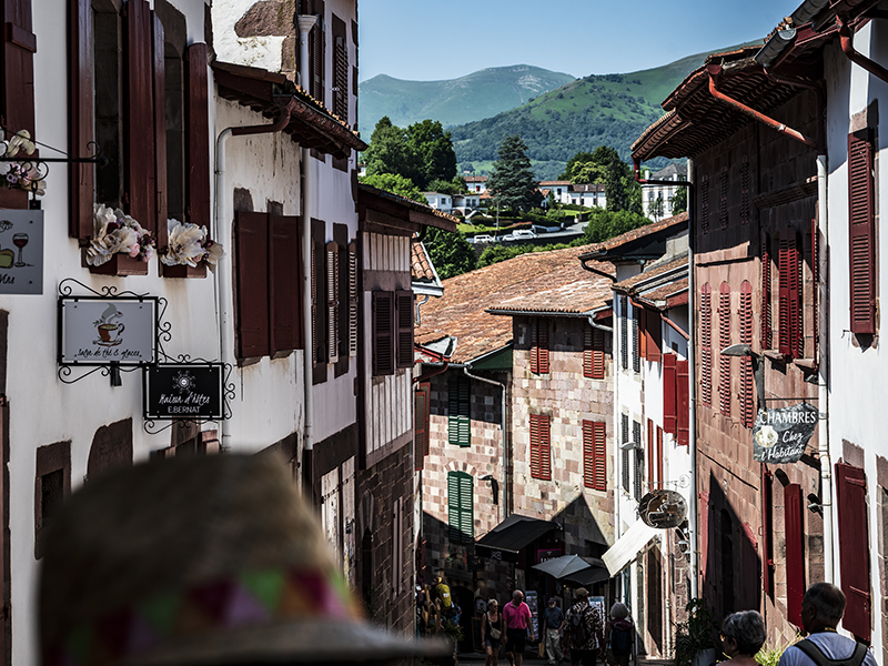 Gasse, Menschen, Häuser, Saint-Jean-Pied-de-Port | © Bert Schwarz 2025