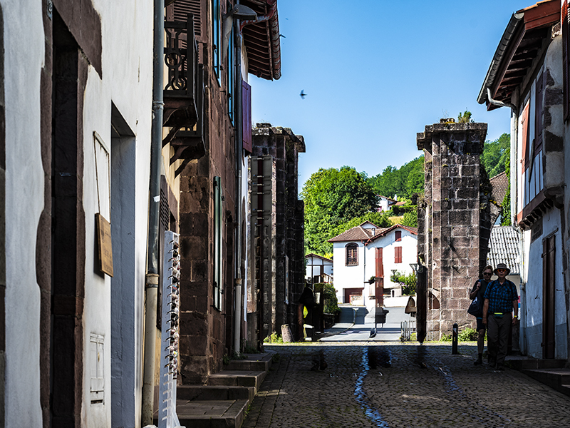 Häuser, Strasse, Saint-Jean-Pied-de-Port | © Bert Schwarz 2025