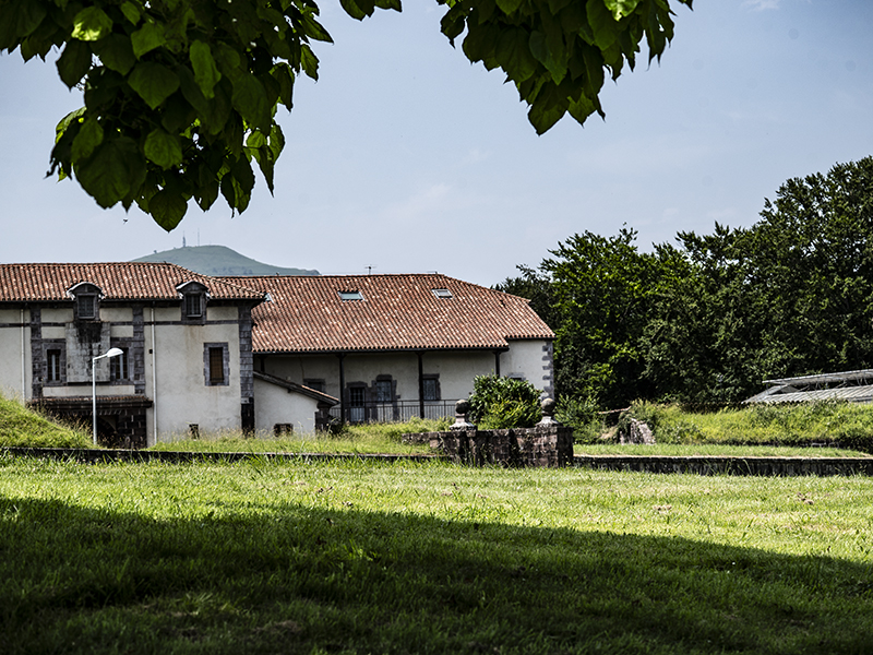 Bäume, Rasen, Zitadelle, Saint-Jean-Pied-de-Port | © Bert Schwarz 2025