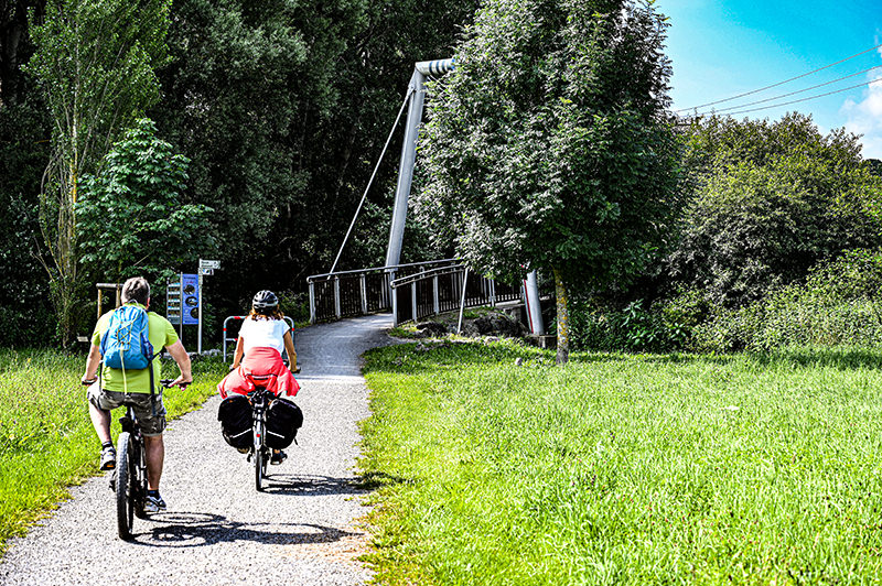 Weg, Bäume, Brücke, Radfahrer | © Bert Schwarz 2024