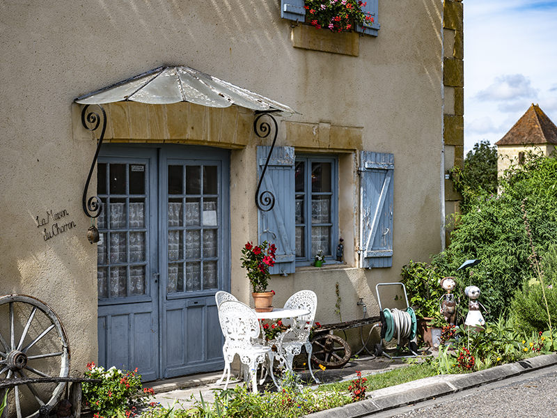 Haus, Eingang, Vorgarten, Gartenstühle | © Bert Schwarz 2021