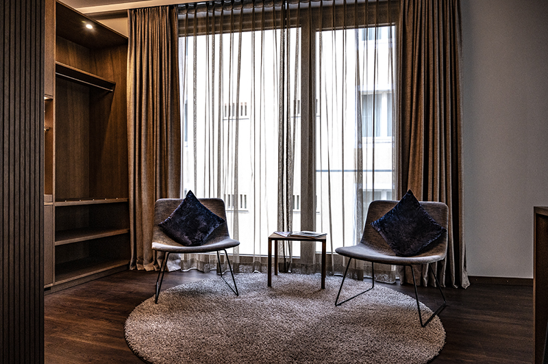 Hotelzimmer, Sitzgruppe | © Bert Schwarz 2021