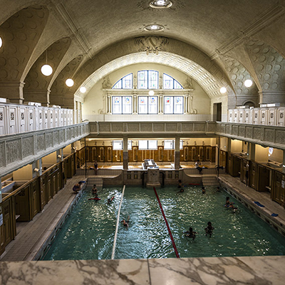 Das Schwimmbecken in der Badeanstalt in Strasbourg | © Bert Schwarz 2022