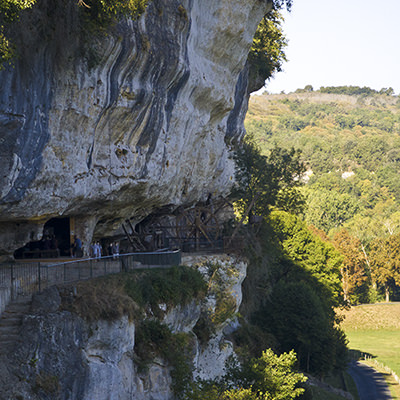 Ein seit 55.000 Jahren bewohnter Ort in einer von der Vezere ausgewaschenen Felsklippe | © Bert Schwarz 2020