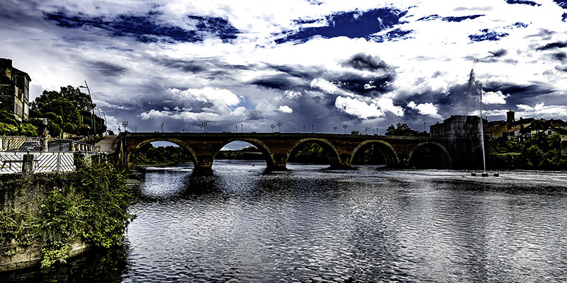 Bergerac liegt auf beiden Seiten der Dordogne, über die auch eine alte Steinborgenbrücke führt | © Bert Schwarz 2021
