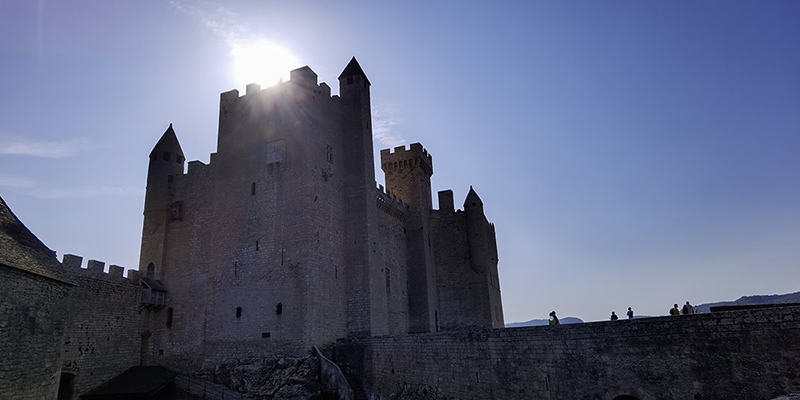  Eine Burg, wie man sie sich vorstellt, wacht hier über den Lauf der Dordogne | © Bert Schwarz 2021
