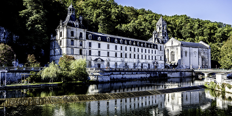Brantôme liegt im Fluss Dronne auf einer Insel.Auf dem anderen Ufer steht die ehemalige Abtei, ein echtes Highlight | © Bert Schwarz 2022
