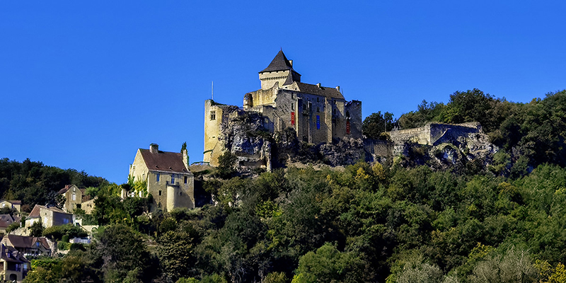 Burg, Berghänge und Wald erzeugen eine geschichtsträchtige Kulisse | © Bert Schwarz 2021