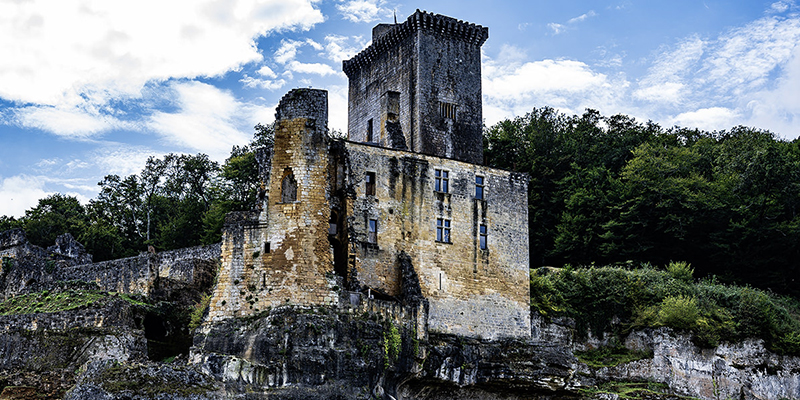 Eine begehbare Burgruine, die etwas versteckt auf einem Felsen im Tal der Beaune verborgen ist. | © Bert Schwarz 2021