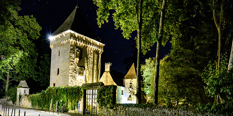 Kleines Schloss hinter grossem Burgfried und hoher Mauer  | © Bert Schwarz 2022