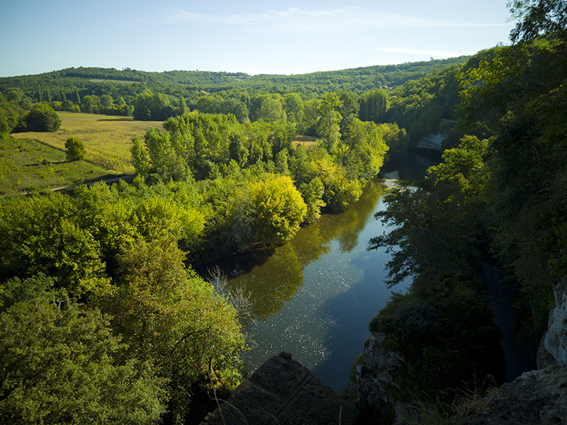 Der kleine Fluss Vezere schlängelt sich durch sein Tal, vorbei an steilen Klippen und saftigen Wiesen. | © Bert Schwarz 2019