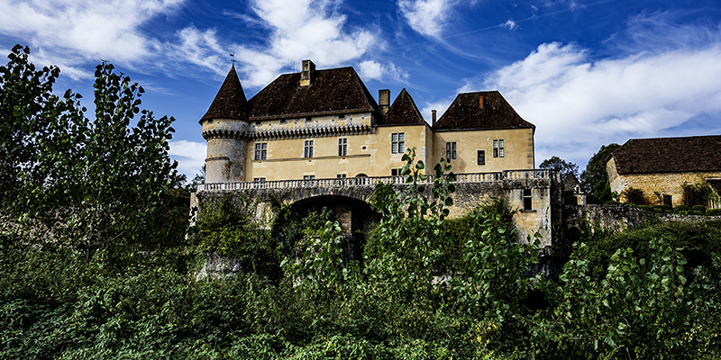 Chateau de Losse ist eine zum Teil bewohnte Residenz direkt am Fluss Vezere gelegen mit wunderschönem Park und einem niedlichen Bistrot  | © Bert Schwarz 2021