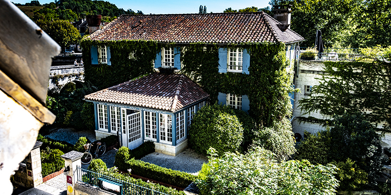 Die Efeubewachsene Fassade des Hotel Le Moulin de l'Abbaye und sein wilder Garten empfangen die Gäste in Brantome. | © Bert Schwarz 2022