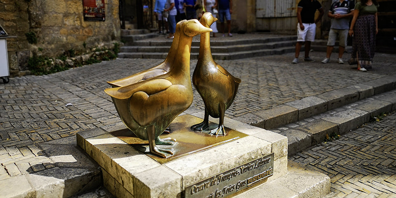 Gänse waren die Wachhunde von Sarlat während des 100-jährigen Kriegs. Deshalb ist zu ihren Ehren diese Plastik aufgestellt worden | © Bert Schwarz 2021