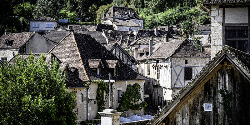 Das französische, mittelalterliche Dorf Saint-Cirq-Lapopie wacht auf einem Felsen über dem Fluss Lot | © Bert Schwarz 2020
