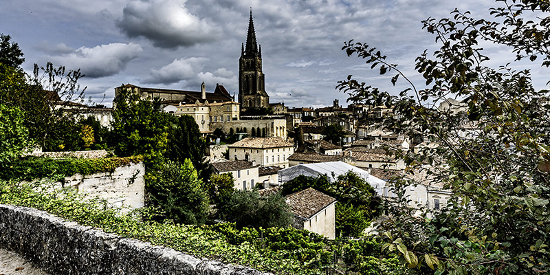 Blick auf den Glockenturm der Monolithkirche von St. Emilion | © Bert Schwarz 2020