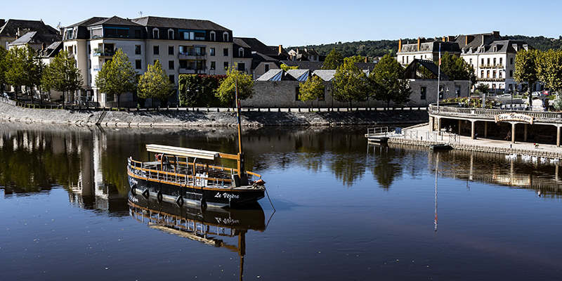 Die Vezere fliesst durch Terrasson, wo noch flache Boote, die Gabares, fahren können. Hier beginnt die Region der Dordogne | © Bert Schwarz 2021