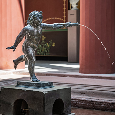 Brunnen mit Statuette im Binnenhof | © Bert Schwarz 2025