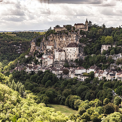 Rocamadour ist ein mittelalterliches Dorf. Es liegt auf verschiedenen Ebenen, die mit Treppen und durch zwei Fahrstühle verbunden sind. | © Bert Schwarz 2022