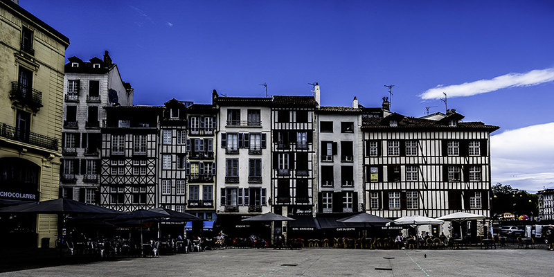 Bayonne, Fachwerkhäuser am Place Morlesin-Carreau des halles | © Bert Schwarz 2023
