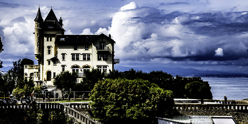 Die Villa Belza sitzt auf einem Felsen direkt am Meer | © Bert Schwarz 2023