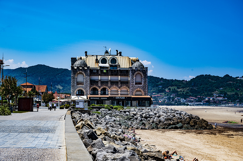 Das ehemalige Casino Croisière im neomaurischen Stil von Hendaye steht am Strand des Atlantik | © Bert Schwarz 2023