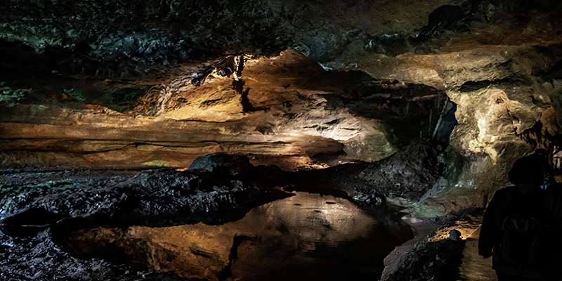 Wunderbare Lichtspiele erwarten den Besucher in der prähistorischen Grotte de Sare | © Bert Schwarz 2023