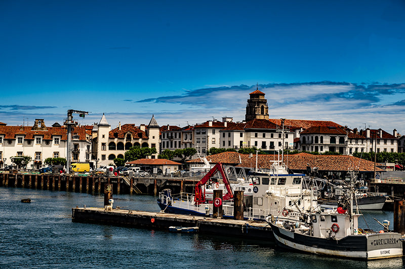 Der Hafen, die Schiffe und die Altstadt sind seit Jahrhunderten die wesentlichen Teile von Saint-Jean-de-Luz | © Bert Schwarz 2023