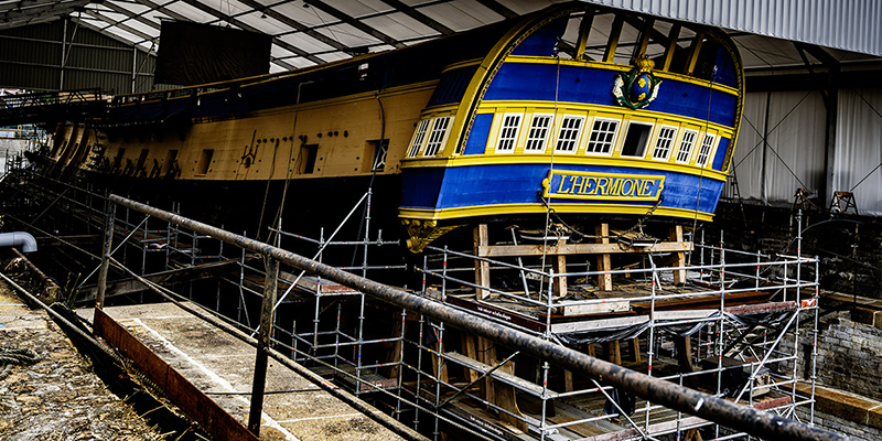 Im Trockendock von Anglet liegt die Replika der alten Fregatte Hermione zur Restauration | © Bert Schwarz 2023