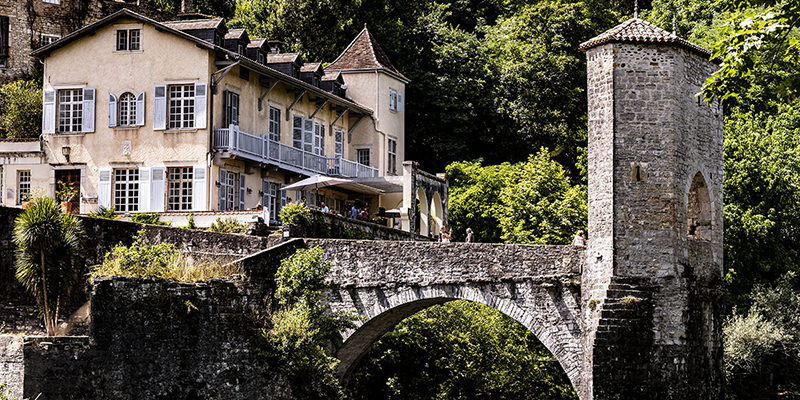 Sauveterre-de-Bearn ist ein mittelalterliches Dorf, in dem das moderne Leben im mittelalterlichen Gewand stattfindet | © Bert Schwarz 2025