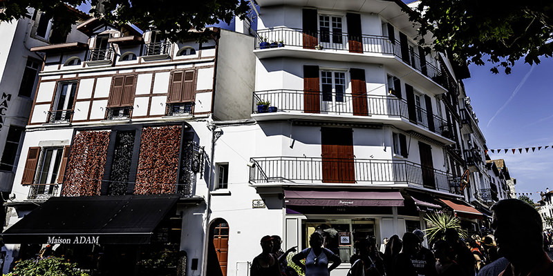 Die Innenstadt von St. Jean-de-Luz ist voll von traditionellen Häusern | © Bert Schwarz 2023