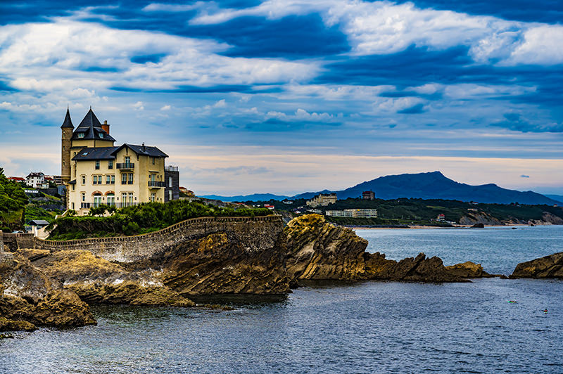 Villa Belza in Biarritz liegt auf einem Felsen direkt am Atlantik | © Bert Schwarz 2023