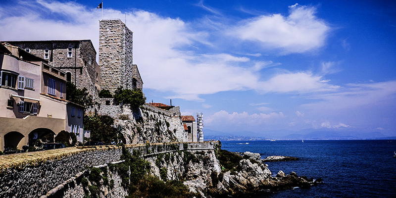 Antibes liegt auf einem Felsen nur durch eine Strasse vom Meer getrennt | © Bert Schwarz 2019
