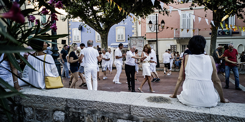 Mouans-Sartoux, Marktplatz, Menschen, Tanz | © Bert Schwarz 2019
