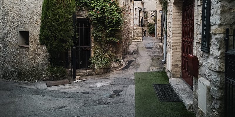 Mougins, Alte Häuser, Gasse | © Bert Schwarz 2019