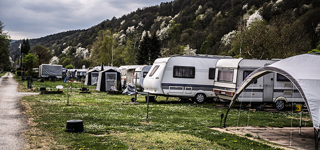 Fein aufgereight stehen Wohnwagen auf dem Campingplatz | © Bert Schwarz 2025