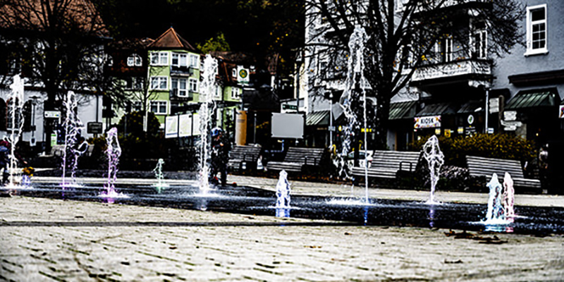 Der Platz vor dem Kurpark hat Fontainen zum Abkühlen im Sommer in Bad Orb | © Bert Schwarz 2024