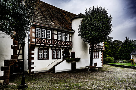 Das ehemalige Amtshaus steht auf einem Hof und war Heimat der Brüder Grimm | © Bert Schwarz 2024