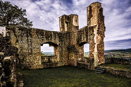 Die Burg Schwarzenfels sitzt auf dem schwarzen Basalt eines Hopfenberges | © Bert Schwarz 2024